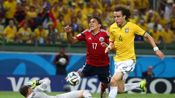 Carlos Bacca se lesionó en la preparación del Mundial y solo estuvo disponible para el partido de cuartos de final contra Brasil, juego en el que Colombia cayó eliminado. El delantero, que en esa época jugaba para el Sevilla, entró faltando 20 minutos y le cometieron el penal que terminó marcando James Rodríguez.