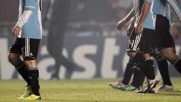 <b>SENDA DE ELEFANTES. </b>Cabizabajos, Messi, Mascherano y Cambiasso abandonan el campo tras empatar 0-0 con Colombia.