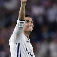 Cristiano Ronaldo just two goals behind Jimmy Greaves' 366