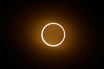 El paso de la luna frente al sol durante el  eclipse solar anular, en Las Horquetas, Santa Cruz, Argentina.