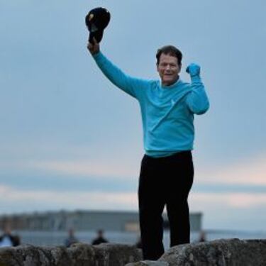 Dustin Johnson se defiende con frío, viento, lluvia y penumbra