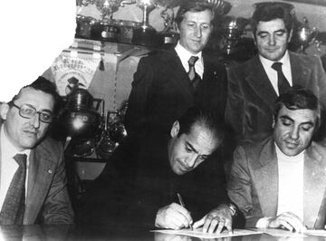 Una temporada despu¨¦s de alzarse con el Bal¨®n de Oro, el Inter de Helenio Herrera firm¨® al jugador gallego por 250 millones de liras, unos 204.000 euros. Se convirti¨® en el traspaso m¨¢s caro de la historia en aquel momento y fue traspasado a los 'nerazzurri' debido a los problemas del Bar?a para encontrar fondos de cara a la construcci¨®n del Camp Nou