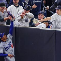 Vídeo: Así sacaron al aficionado de los Yankees que le robó la pelota a Mookie Betts