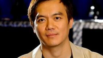 John Juanda posa con su quinto brazalete, conseguido en el evento #16 en las WSOP 2011.