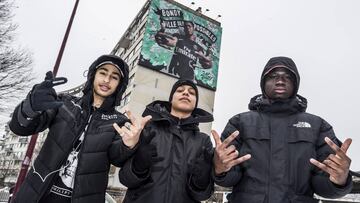 Tres jovenes ante el mural de Mbappé que hay en el subirbio parisino de Bondy.