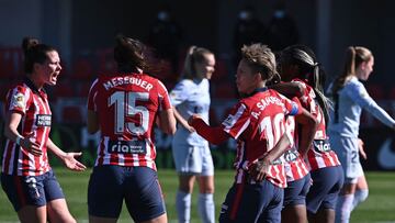 GRAF7338. ALCAL&Aacute; DE HENARES (MADRID), 14/02/2021.- Las jugadoras del Atl&eacute;tico de Madrid celebran el gol conseguido ante el Valencia por su compa&ntilde;era Ludmila Da Silva (d), durante el partido aplazado de la Liga Iberdrola femenina dispu