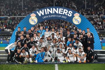 Ancelotti consiguió su cuarta Supercopa de Europa como entrenador ante el Eintracht de Frankfurt. Alaba y Benzema marcaron los goles en Helsinki para que el Madrid levantara el trofeo.