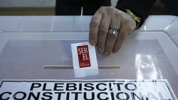 Santiago, 4 de septiembre de 2022.
Santiaguinos asisten a emitir su sufragio en el liceo Francisco Javier Krugger  de Buin ,Linderos
Juan Eduardo Lopez/Aton Chile 