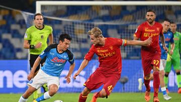 Napoli's Mexican forward Hirving Lozano (L) challenges Lecce's Danish defender Morten Hjulmand during the Italian Serie A football match between Napoli and Lecce on August 31, 2022 at the Diego-Maradona stadium in Naples. (Photo by Andreas SOLARO / AFP)