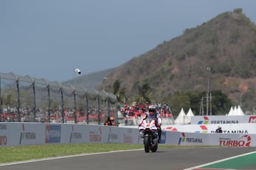 El piloto francés Johan Zarco durante la carrera al esprint en el Circuito Internacional de Pertamina Mandalika en la isla de Lombok, perteneciente a Indonesia.