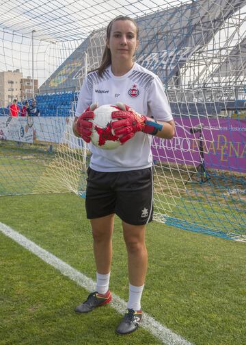 Actural entrenadora de porteros del Unión Adarve en Segunda B. Antes de dedicarse a la parcela técnica, Elena defendió las porterías del Rayo Vallecano y el Atlético de Madrid. Con las rojiblancas debutó en la entonces Superliga femenina a los 16 años y e