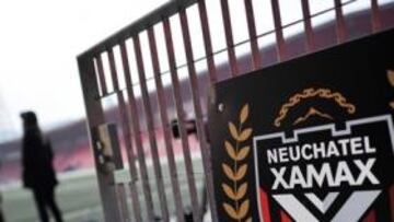 <b>EN QUIEBRA. </b>Bulat Chagaev, abajo en la foto, reunió a su equipo ayer y cerró el Neuchatel.