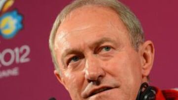 Franciszek Smuda está siendo muy criticado porque no hizo cambios de refresco tras la expulsión del portero Szczesny en el once que inició el partido inaugural ante Grecia.