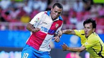 <b>EN LA TRINCHERA. </b>Luis Fabiano espera movimientos con inteligencia, sin hacer ruido.