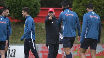 Jos&eacute; Alberto da indicaciones a sus jugadores durante un entrenamiento.