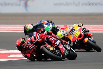 No fue un buen día para Francesco Bagnaia en Indonesia. Una mala clasificación le llevó a salir desde la 11ª plaza, lejos de la cabeza y lejos de Martín, su principal rival por el título.