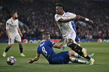 Vinicius supera en carrera Mateo Kovacic.