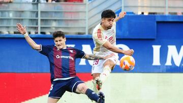 Iker Benito despeja el balón en el duelo frente al Eibar.