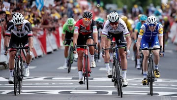 Michael Matthews, Greg Van Avermaet, Peter Sagan y Daniel Martin esprintan en la llegada a Longwy durante el Tour de Francia 2017.