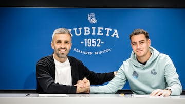 Ekain Orobengoa y Erik Bretos, director deportivo de la Real Sociedad.