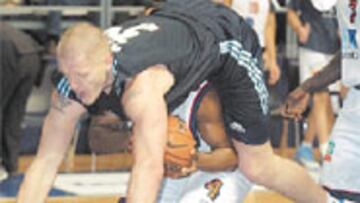 <b>PICÓ</B>. Hopkins trajo en jaque a los madridistas, como en esta acción en la que Kambala cae en su su fi nta.