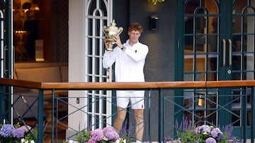 Wimbledon (United Kingdom), 13/07/2025.- Jannik Sinner of Italy celebrates with the trophy after winning the Men's Singles final match against Carlos Alcaraz of Spain at the Wimbledon Championships, Wimbledon, Britain, 13 July 2025. (Tenis, Italia, España, Reino Unido) EFE/EPA/TOLGA AKMEN EDITORIAL USE ONLY