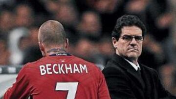 <b>DE SOSLAYO. </b>Capello mira a Beckham tras sustituirle.