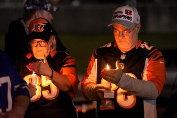 Seguidores de la NFL rezan fuera del Centro Médico de la Universidad de Cincinnati después de que Damar Hamlin, defensa de los Buffalo Bills, colapsara en el campo durante el enfrentamiento de la NFL de lunes por la noche con los Bengals en Cincinnati.