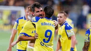 Los jugadores celebran el tanto de Chust.