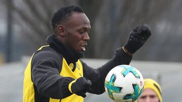 El exatleta jamaicano Usain Bolt (izq), plusmarquista mundial de 100 y 200 metros, participa en un entrenamiento del Borussia Dortmund.