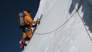 El alpinista catal&aacute;n, subiendo el Everest en 2012.
 