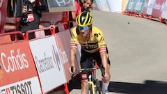 El ciclista del Jumbo-Visma Primoz Roglic llega a meta en la decimocuarta etapa de La Vuelta con final en la Sierra de La Pandera.