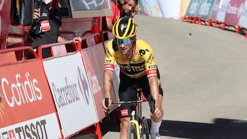 El ciclista del Jumbo-Visma Primoz Roglic llega a meta en la decimocuarta etapa de La Vuelta con final en la Sierra de La Pandera.