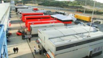 ACTIVIDAD. Los camiones de las escuder&iacute;as, ayer en el Circuito de Jerez, donde arranca la F-1 2015.
 