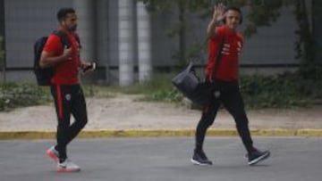 Alexis Sanchez junto a los jugadores de la selección llegan hasta el aeropuerto Arturo Merino Benitéz para viajar rumbo a Venezuela.
