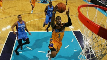 Chris Paul, a&uacute;n con la camiseta de los New Orleans Hornets, deja una bandeja ante los Thunder en diciembre de 2010.