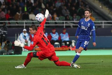 Nuevo balón al espacio de los saudís, esta vez para Vietto, que superó muy bien la salida de Lunin con la picadita de balón.