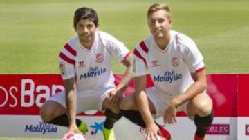 Deulofeu, con Banega en la presentación.