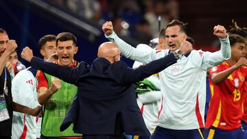 Fabián y Luis de la Fuente celebran el triunfo ante Italia en Gelsenkirchen.