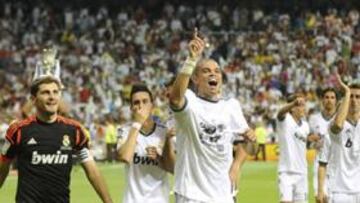 <b>EL PRIMERO DE LA FIESTA. </b>Pepe lideró con sus gestos y sus bailes la vuelta que dio el equipo al Bernabéu para festejar el súper título.