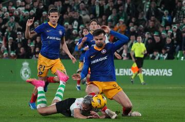 Arana sufrió un rodillazo de Adrià Vilanova en la cabeza al poco de estar sobre el terreno de juego.