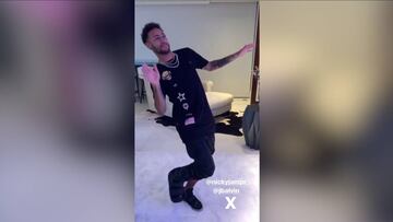 No le gustar¨¢ ni al PSG ni a Brasil: Neymar bailando a la pata coja