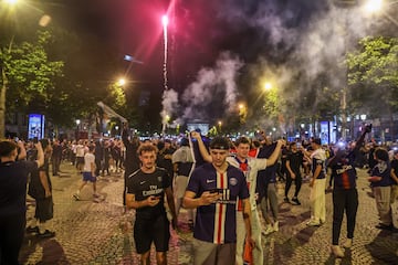 Aficionados del PSG celebran en los Campos Elíseos la victoria de su equipo en la final de la Champions League.