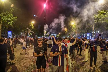 Aficionados del PSG celebran en los Campos Elíseos la victoria de su equipo en la final de la Champions League.
