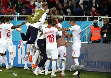 1-2. Xherdan Shaqiri celebró el segundo gol.