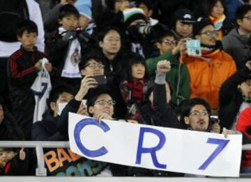 La afición espera el inicio de la final del Mundial de clubes en el Estadio Internacional Yokohama.