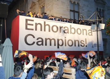 El Valencia Basket en la Generalitat Valenciana.  
El equipo ofreció el título a los aficionados. 