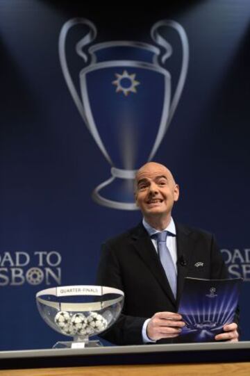 Secretario general Gianni Infantino participa en el sorteo de los cuartos de final de la Liga de Campeones de la UEFA en la sede de la UEFA en Nyon
