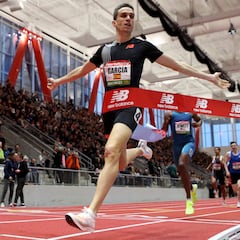 Mariano arranca la moto y Guerrero se sube en ella
