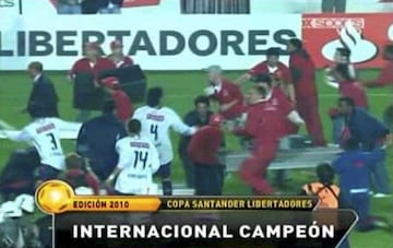 Ganar es difícil, pero perder más. Al menos, eso es lo que demostró el Chivas en la final de la Copa Libertadores en 2011. El equipo brasileño se impuso 2-1 a Chivas y cuando estaban celebrándolo en el césped un jugador del equipo mexicano se coló en la piña y se puso a repartir bofetadas, ayudado por otros dos compañeros. En un instante la piña se disolvió y se empezaron a ver carreras, patadas por todo el campo. 